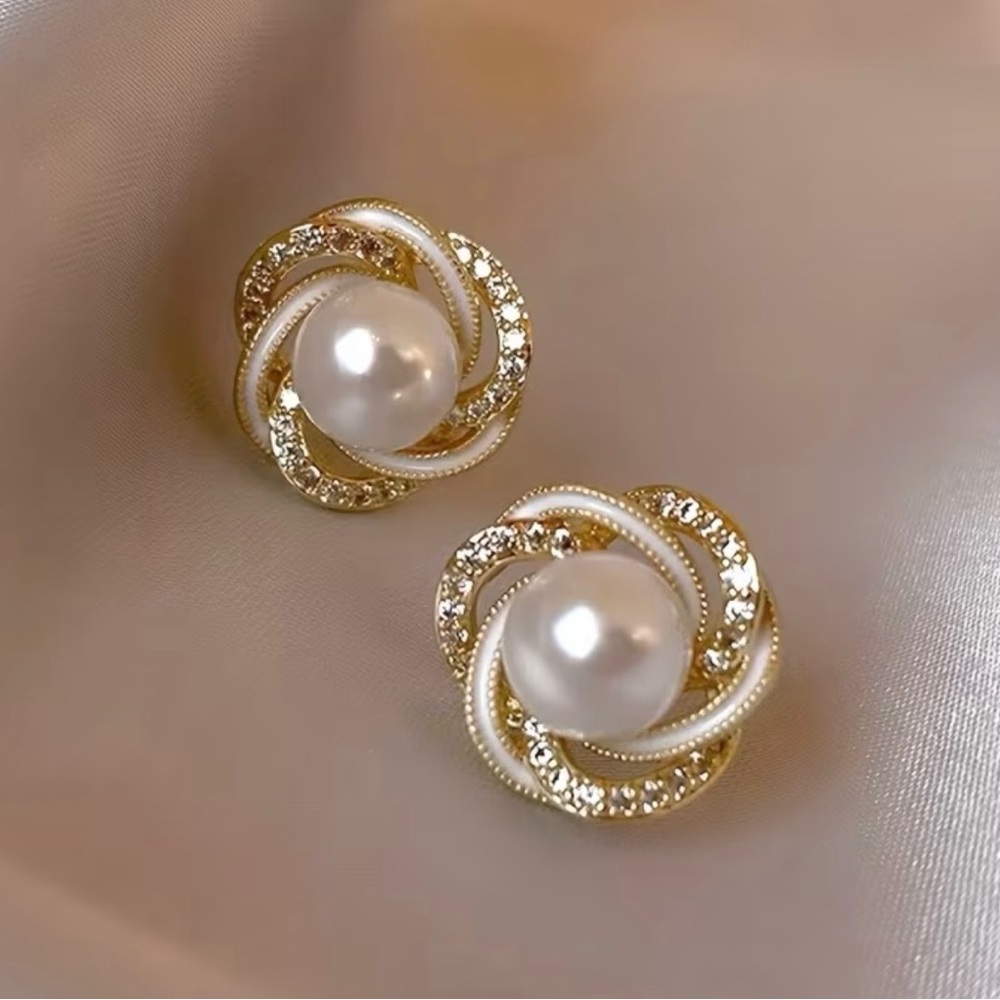 Elegant Gold and Pearl Stud Earrings